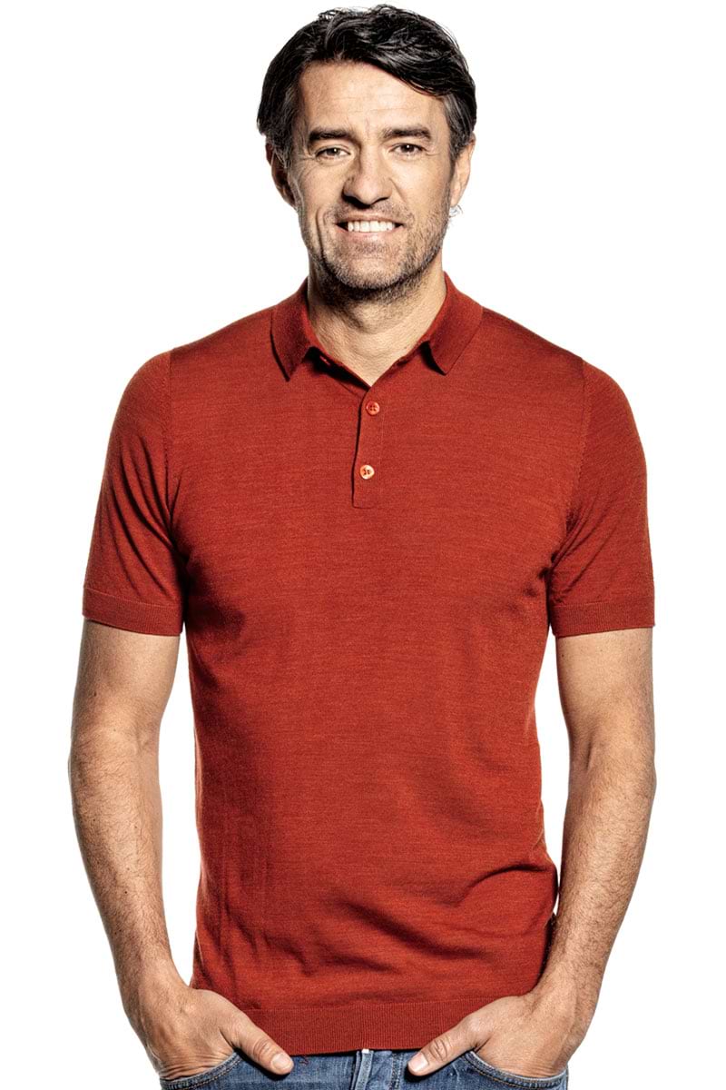 Luxe polo voor mannen gemaakt van merinowol in het Oranje