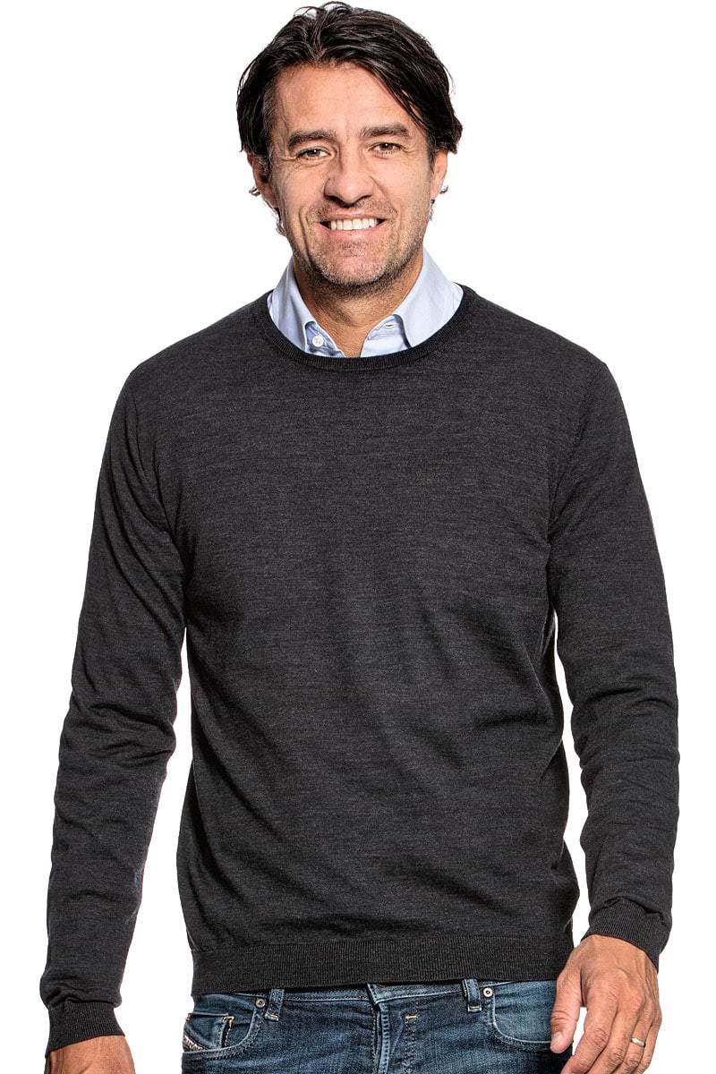 Crew neck sweater for men made of Merino wool in Dark grey