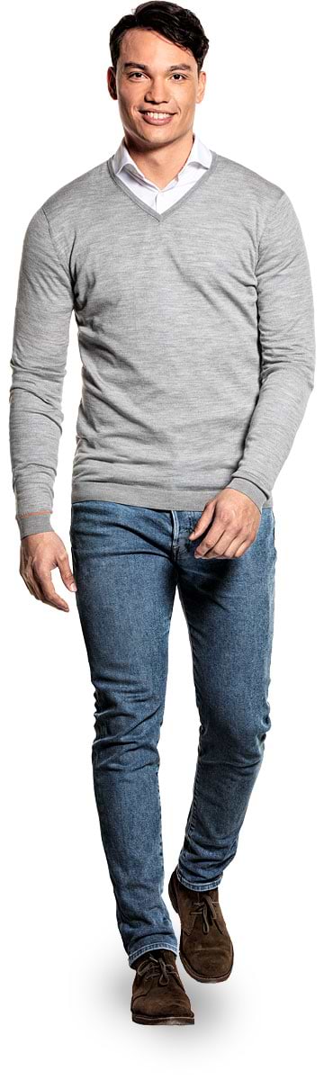 Extra lange V hals trui voor mannen gemaakt van merinowol in het Grijs