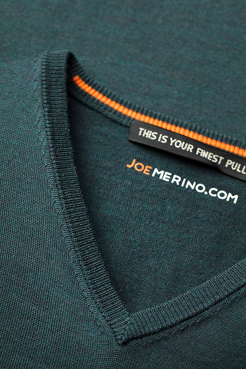 Joe V-neck Extra Long Proud Peacock - Base Image