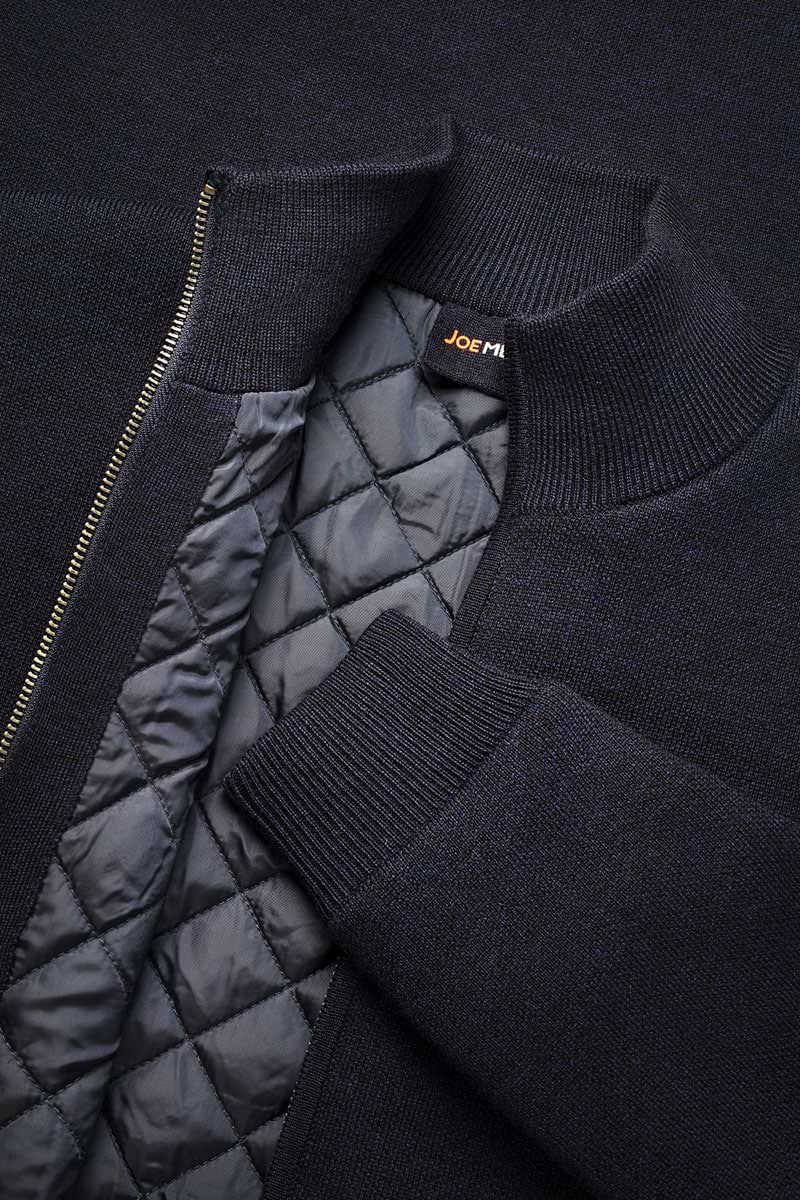 Close up voering en kraag wollen jas donkerblauw