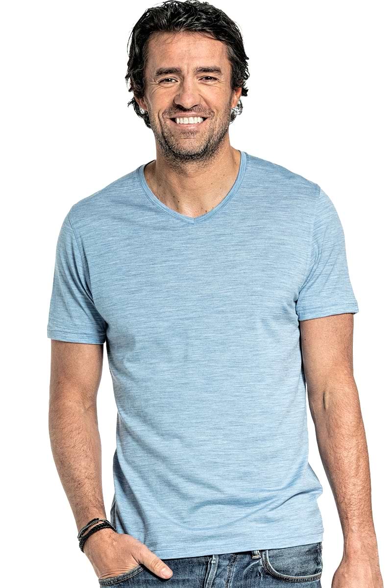 Shirt V-neck voor mannen gemaakt van merinowol in het Lichtblauw
