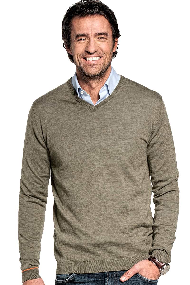 V-Neck sweater for men made of Merino wool in Green
