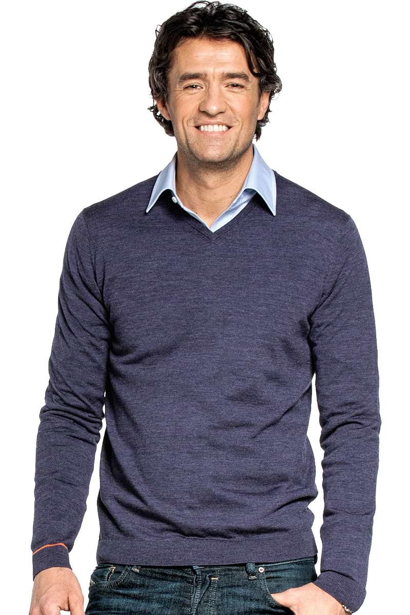 V-Neck sweater for men made of Merino wool in Purple