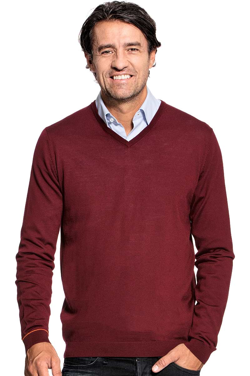 V-Neck sweater for men made of Merino wool in Red