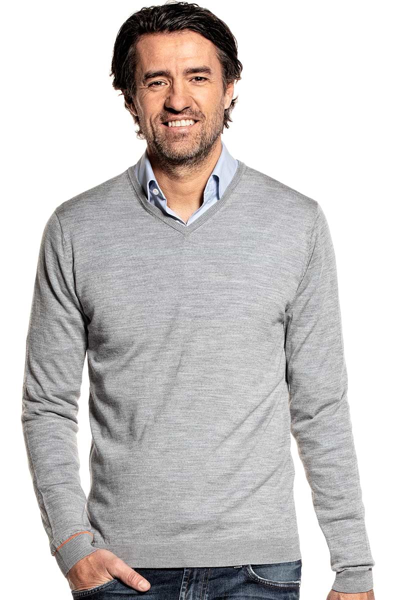 V-Neck sweater for men made of Merino wool in Grey