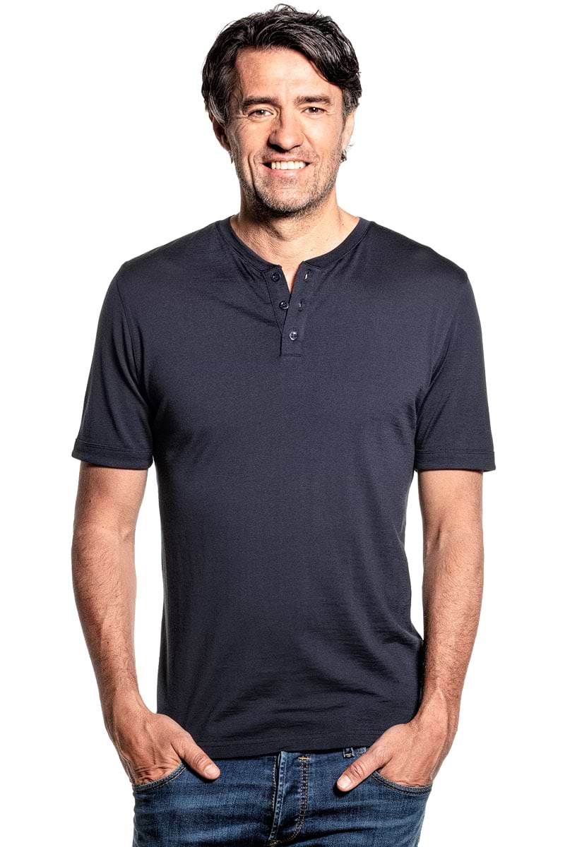 Henley shirt voor mannen gemaakt van merinowol in het Donkerblauw