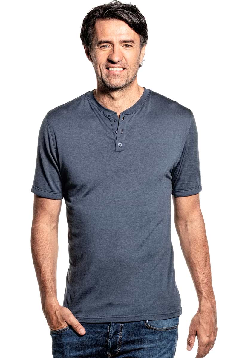 Shirt Henley Short Sleeve voor mannen gemaakt van merinowol in het Grijsblauw