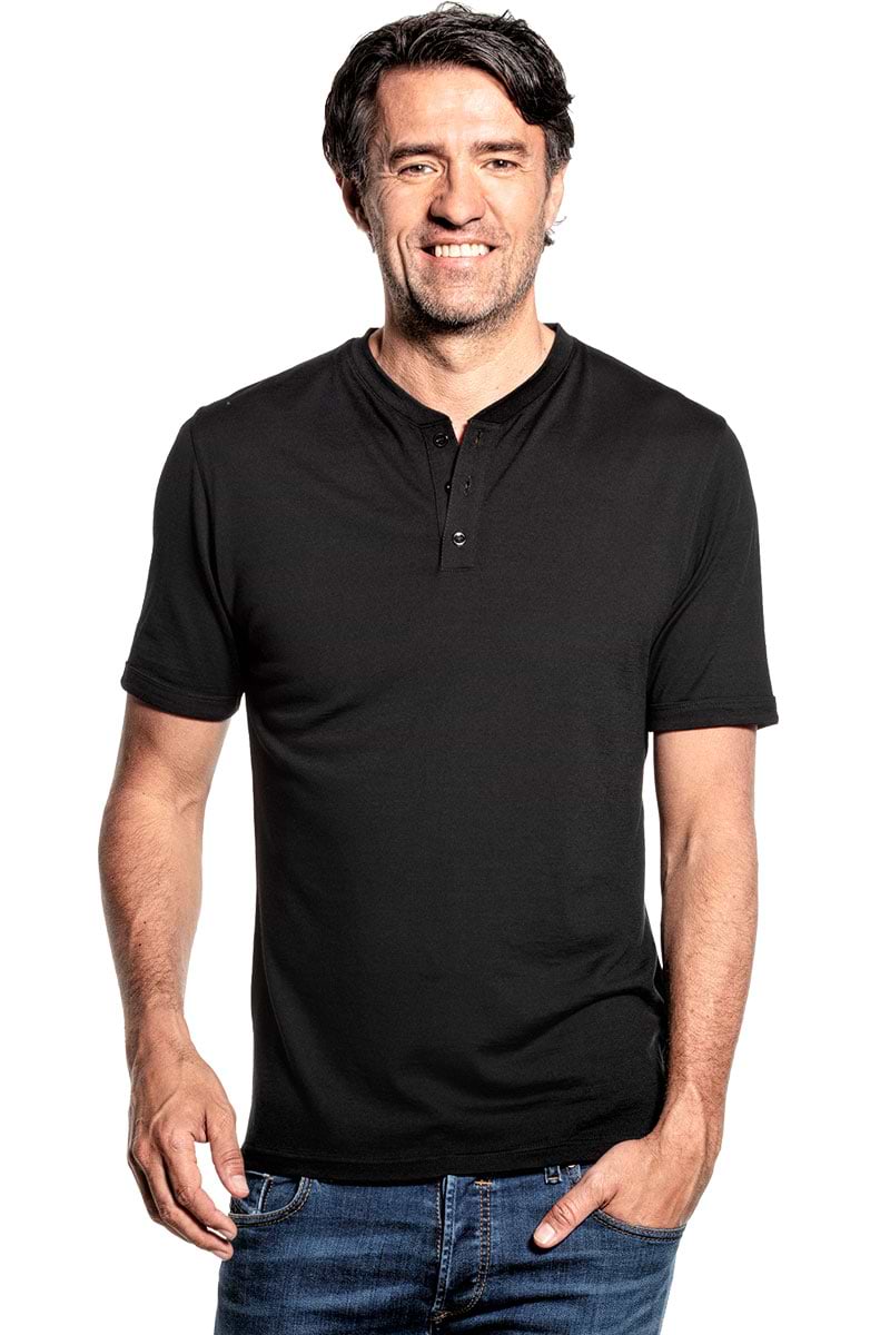 Henley shirt voor mannen gemaakt van merinowol in het Zwart