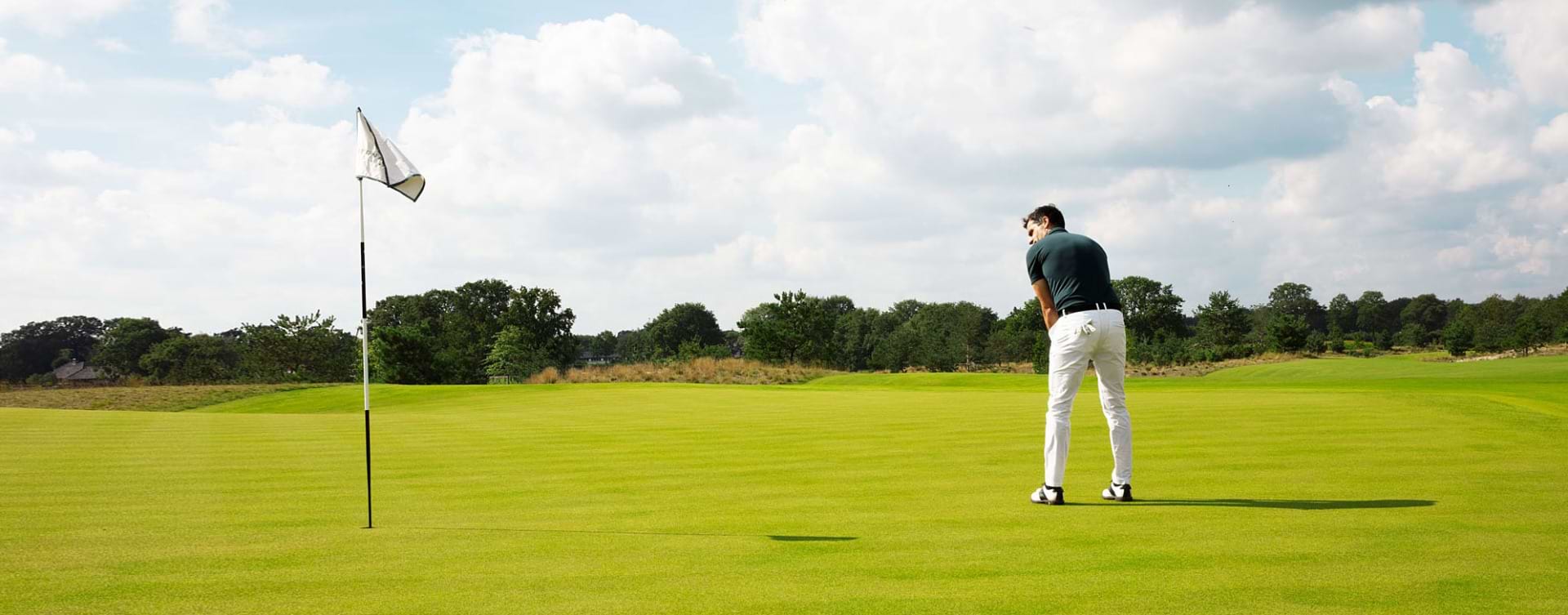 Bild von Männern ion Golfkleidung auf einem Golfplatz