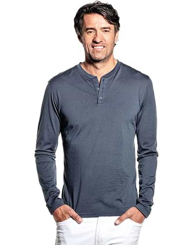 Grijs t-shirt met lange mouw en 3 knopen van merinowol