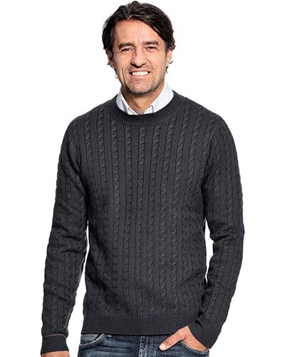 Grauer Wollpullover mit Zopfmuster