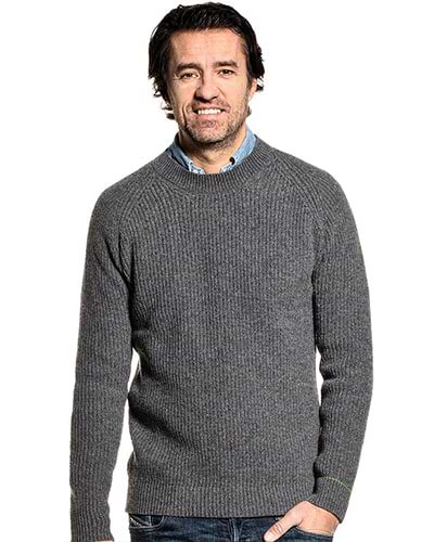 Grauer Wollpullover aus recyceltem Garn