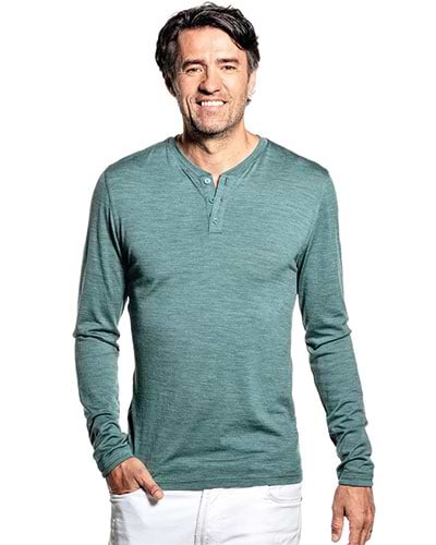 Groen t-shirt met lange mouw en 3 knopen van merinowol