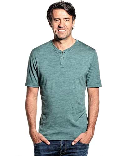 Groen t-shirt met 3 knopen van merinowol