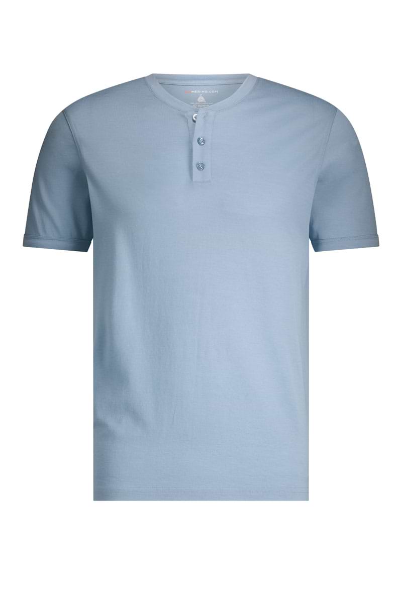 Bruin T-shirt met knoopjes bij de hals.