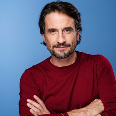 Oliver Mommsen in unserem Pullover Joe Crew Burgundy Red